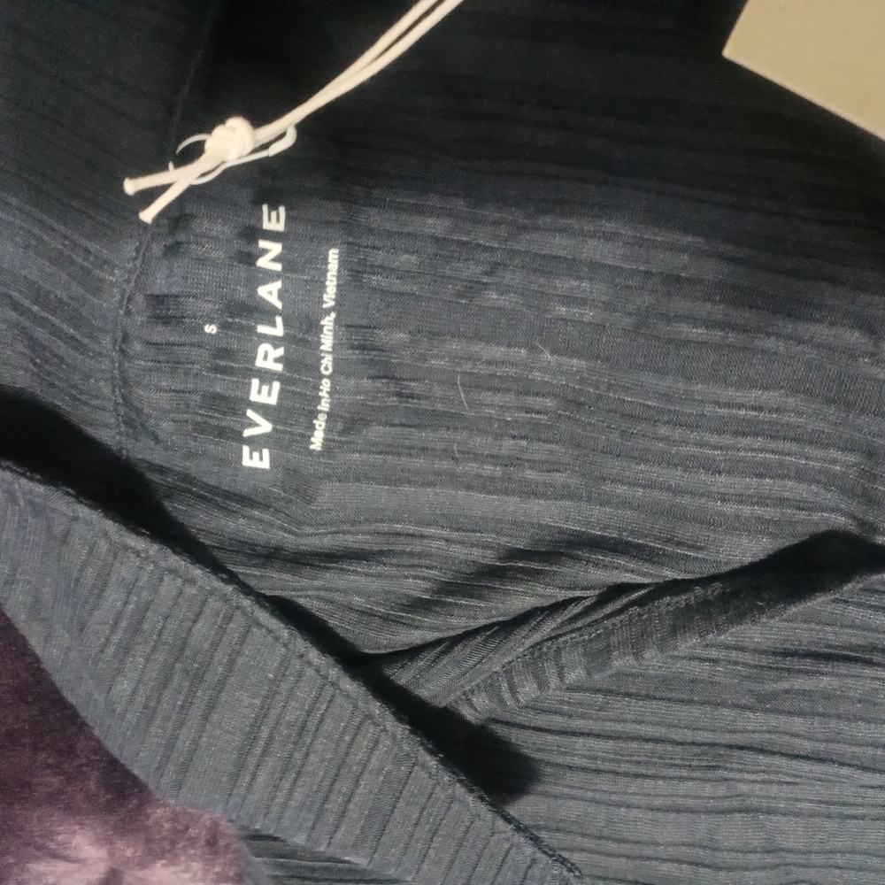 Chic Black Ribbed Top - Picture 2 of 3